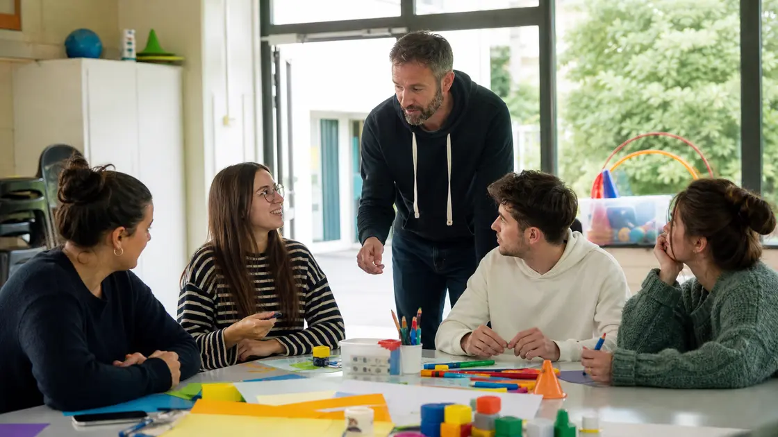 De jeunes adultes préparent une activité d’animation pendant une formation Bafa