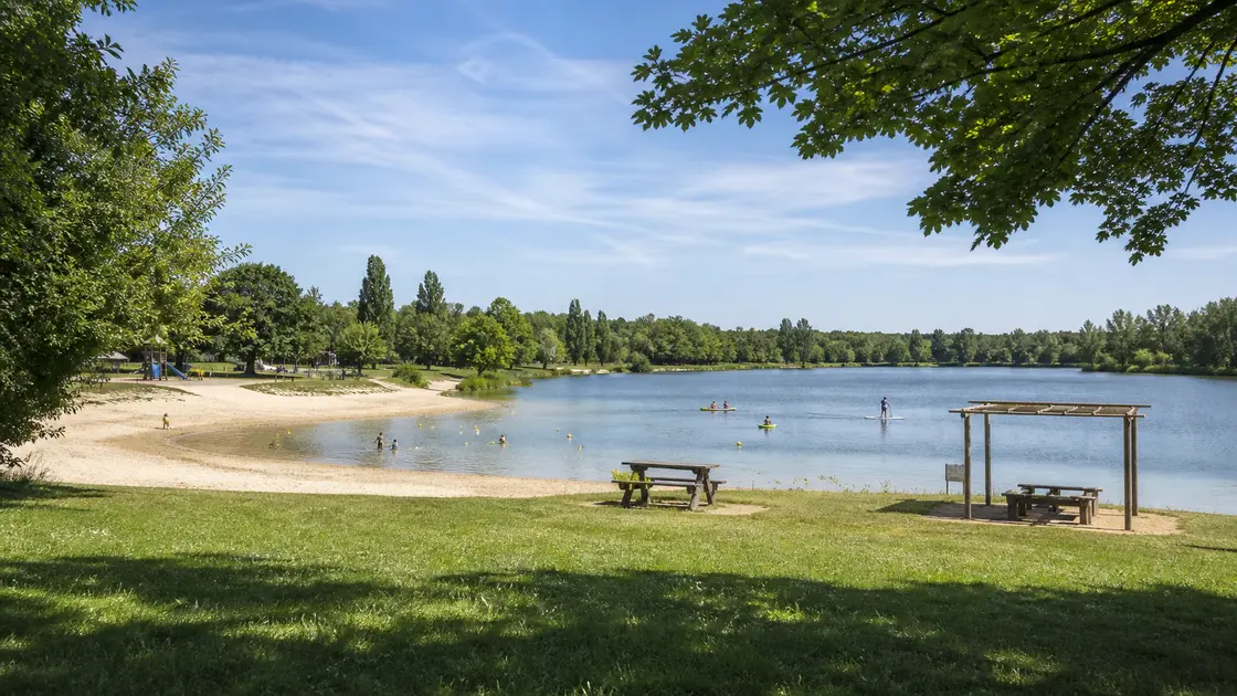 Une base de loisirs francilienne réunit lac, plage, jeux et activités nautiques pour une journée d'été