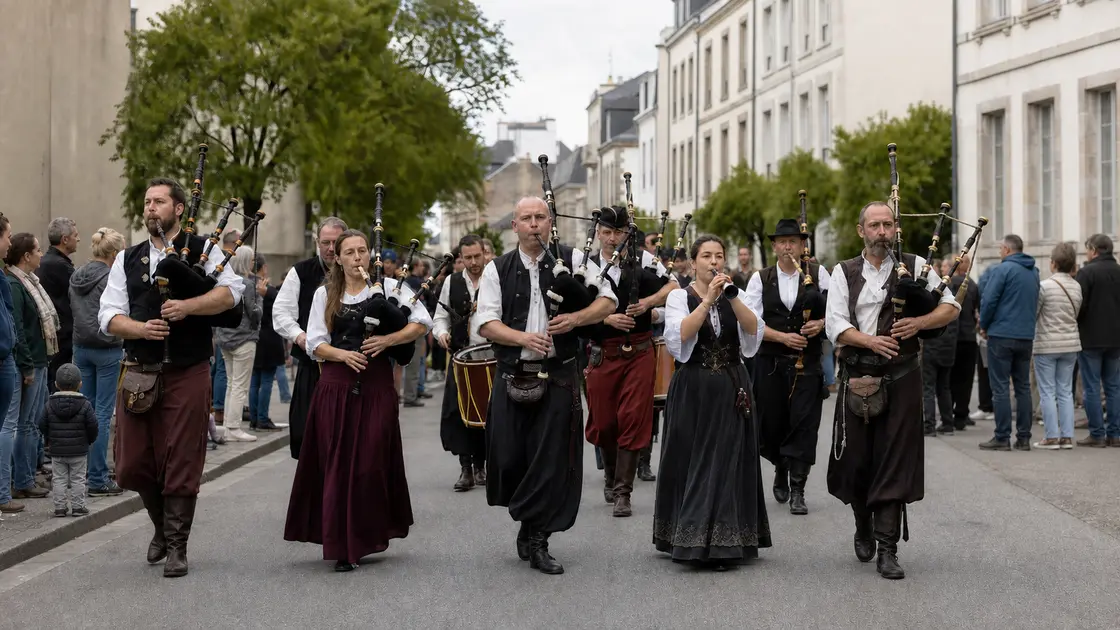 Des musiciens en costumes celtiques défilent devant des familles dans une rue