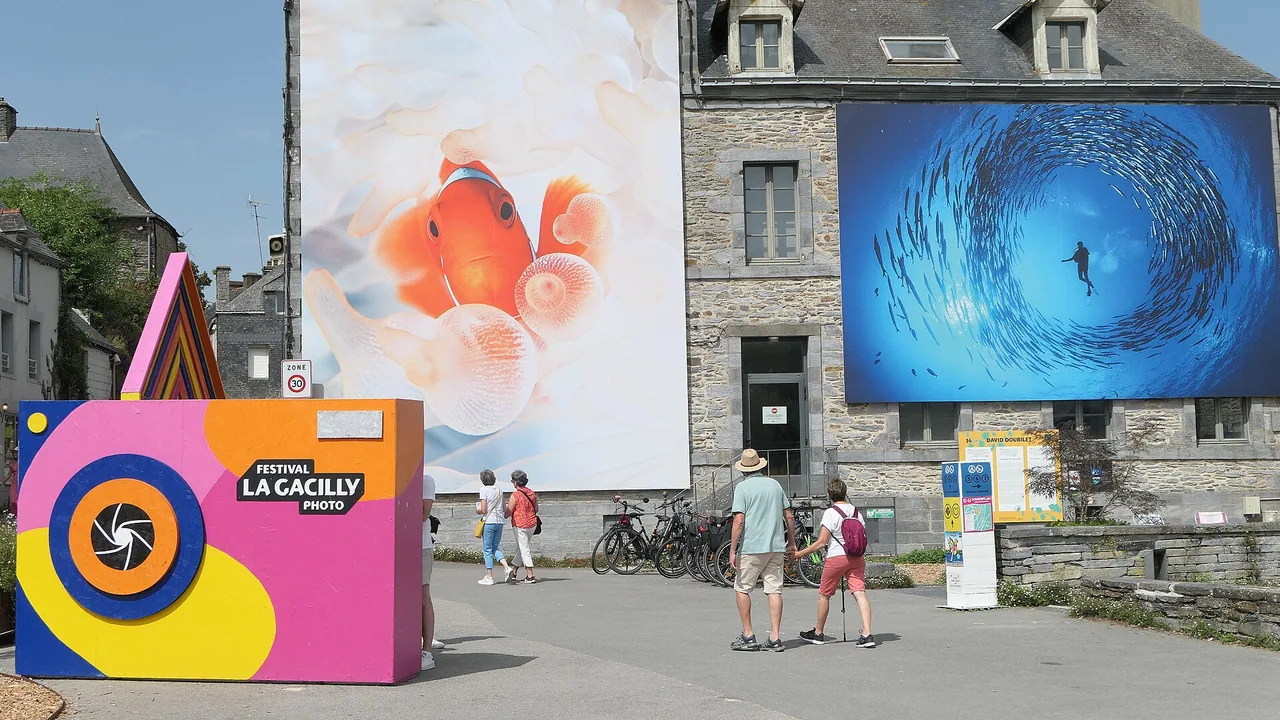 Exposition photographique en plein air pendant le Festival Photo La Gacilly