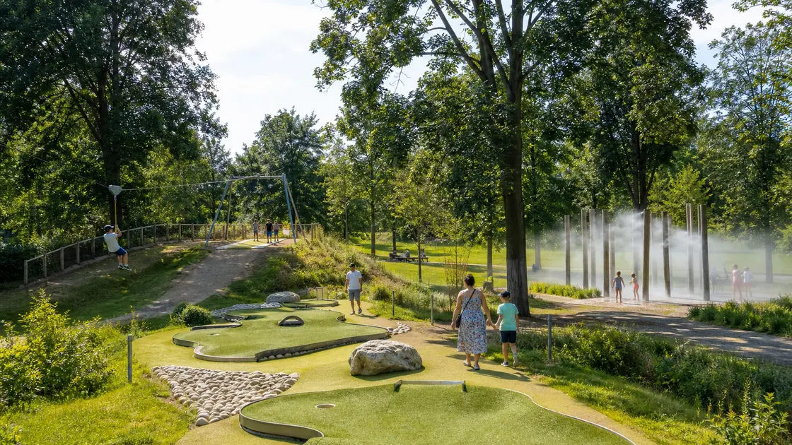 Mini-golf, tyrolienne et brumisation dans un parc urbain fréquenté par des familles