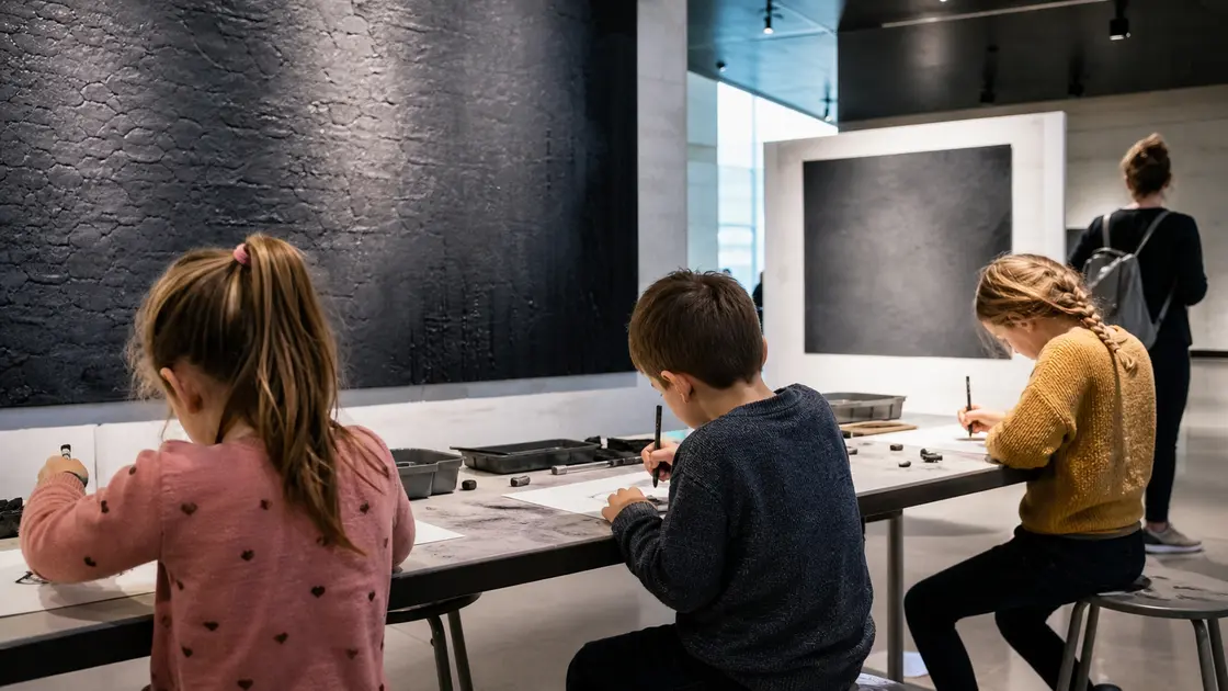 Des enfants participent à un atelier créatif dans un musée contemporain à Rodez