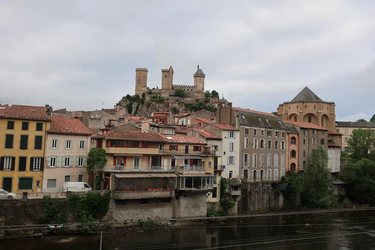 Château de Foix dominant la vallée de l'Ariège