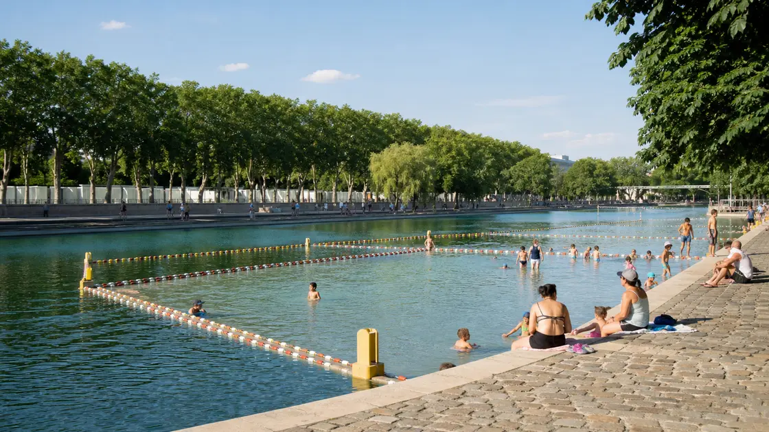 Une zone de baignade familiale délimitée dans un bassin urbain bordé d’arbres