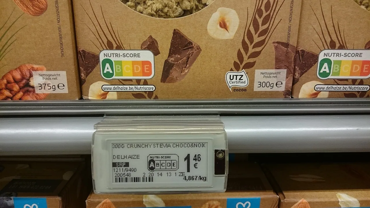Produit alimentaire en rayon avec son Nutri-Score et son étiquette de prix