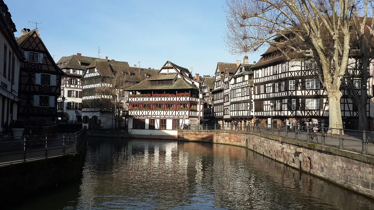 Maisons et canaux du quartier de la Petite France à Strasbourg