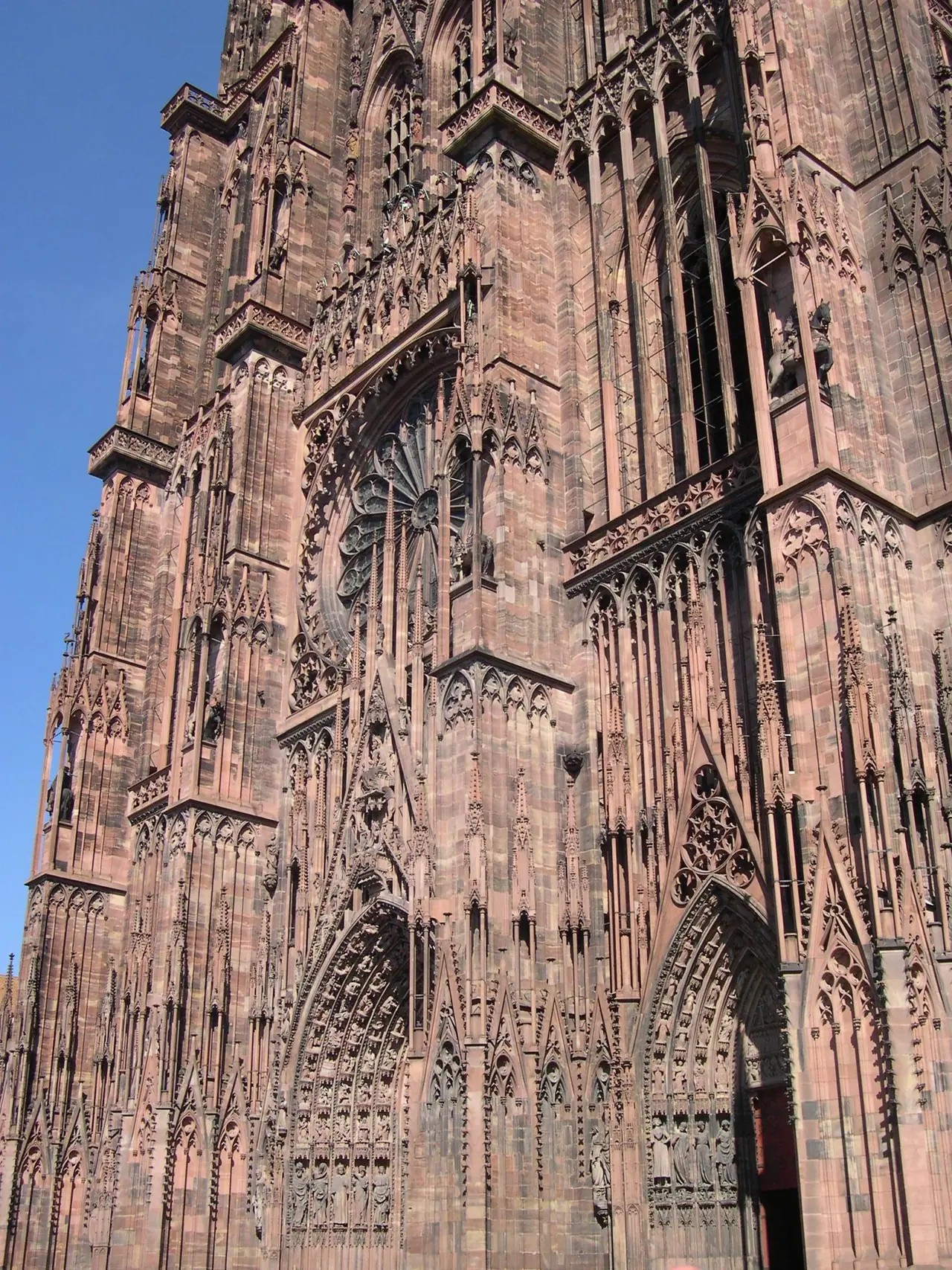 Façade de la cathédrale Notre-Dame de Strasbourg dans le centre historique
