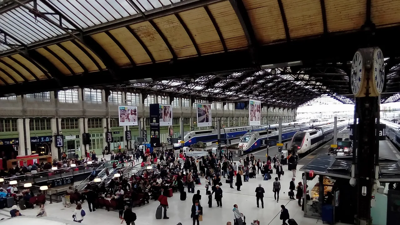 Voyageurs dans le hall de Paris-Gare-de-Lyon avant un départ en train