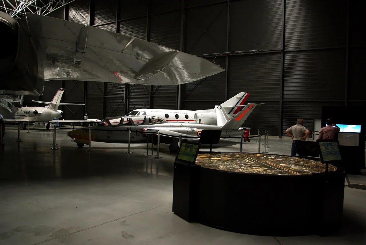 Le hall d'Aeroscopia avec plusieurs avions exposés et des dispositifs interactifs
