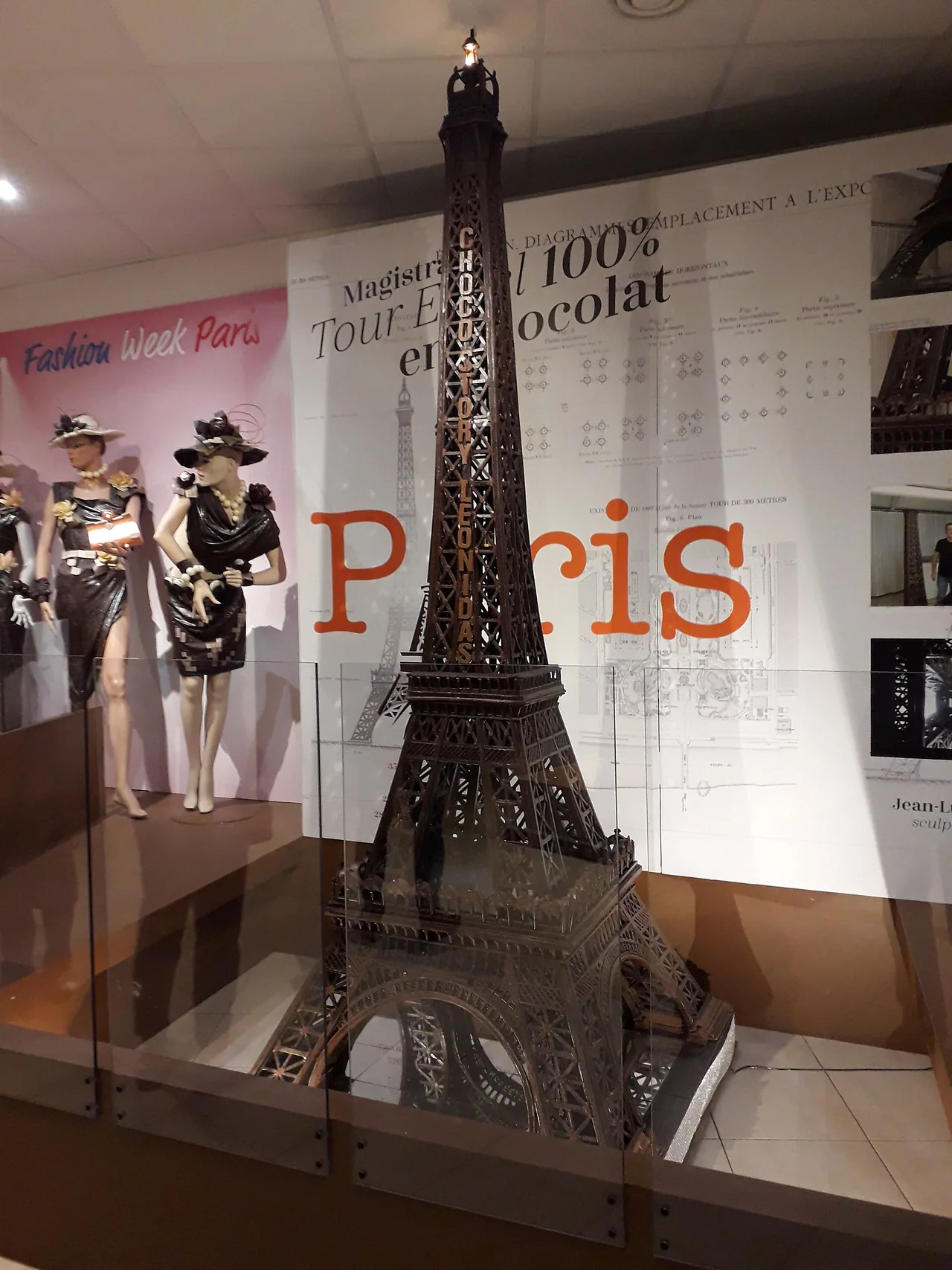 Sculpture en chocolat représentant la Tour Eiffel au Musée du chocolat de Paris