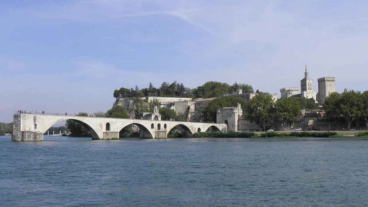 Pont Saint-Bénézet et Palais des Papes à Avignon vus depuis l’autre rive du Rhône