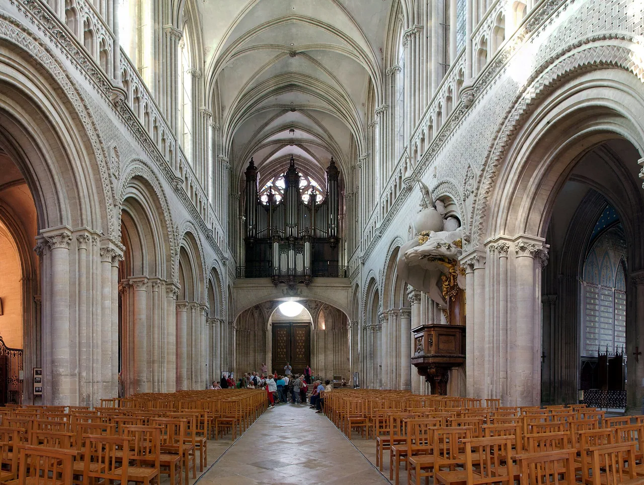 Nef de la cathédrale Notre-Dame de Bayeux