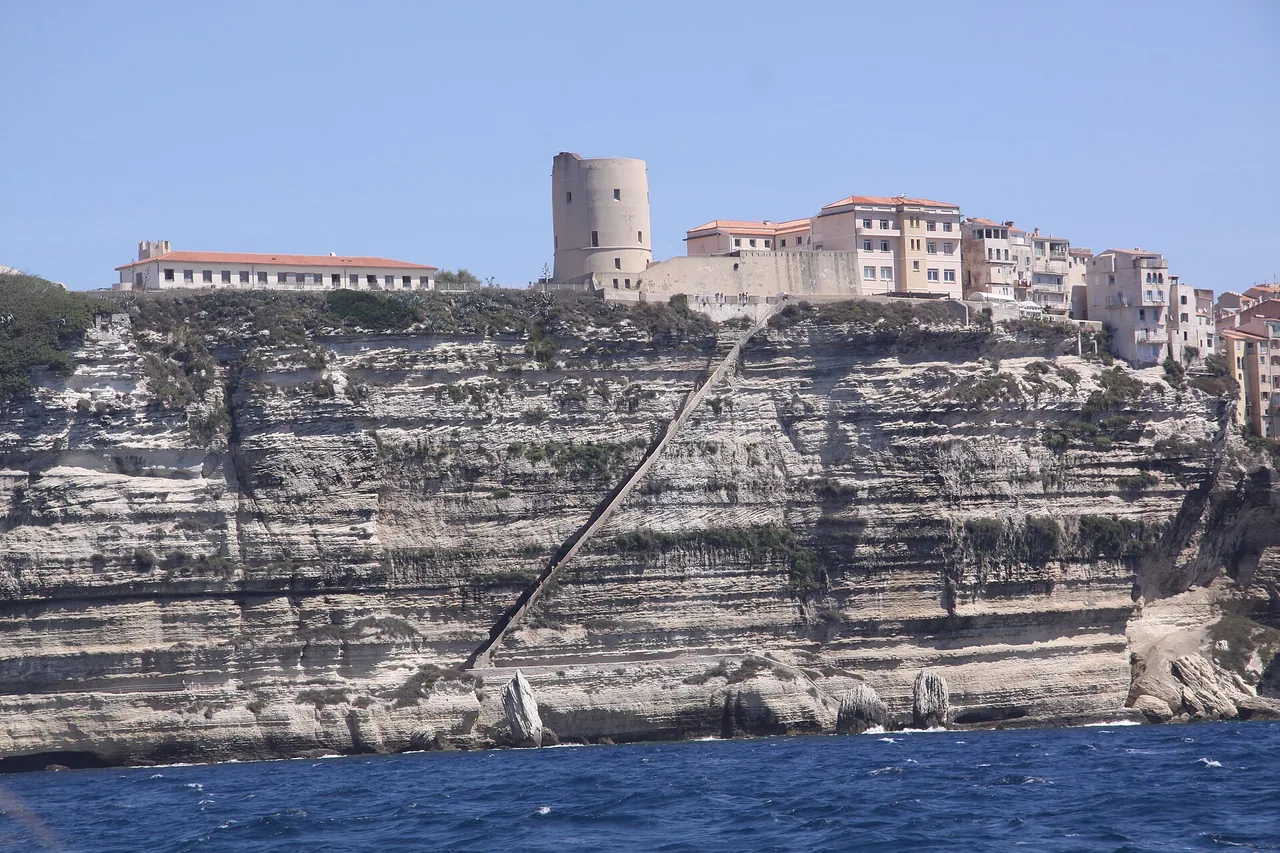 Escalier du Roy d'Aragon taillé dans la falaise de Bonifacio