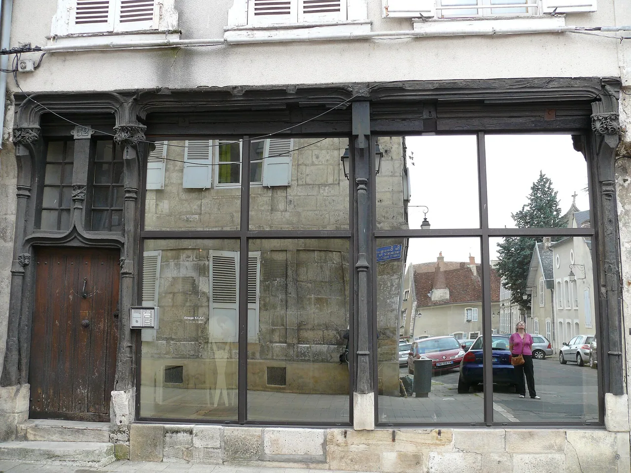 Façade d’une maison ancienne au 52 rue Bourbonnoux dans le centre historique de Bourges
