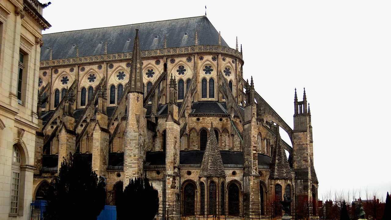 Cathédrale Saint-Étienne de Bourges vue depuis son chevet et ses arcs-boutants