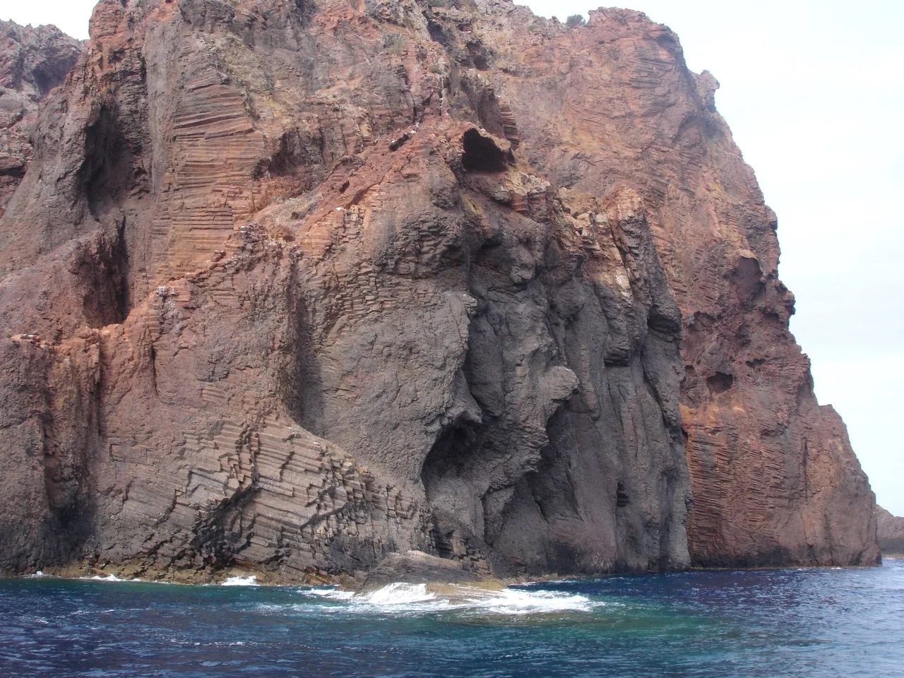 Falaises rocheuses de la réserve naturelle de Scandola vues depuis la mer