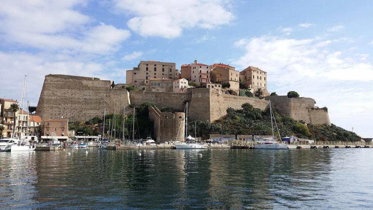 Citadelle de Calvi vue depuis le port au-dessus des bateaux et du front de mer