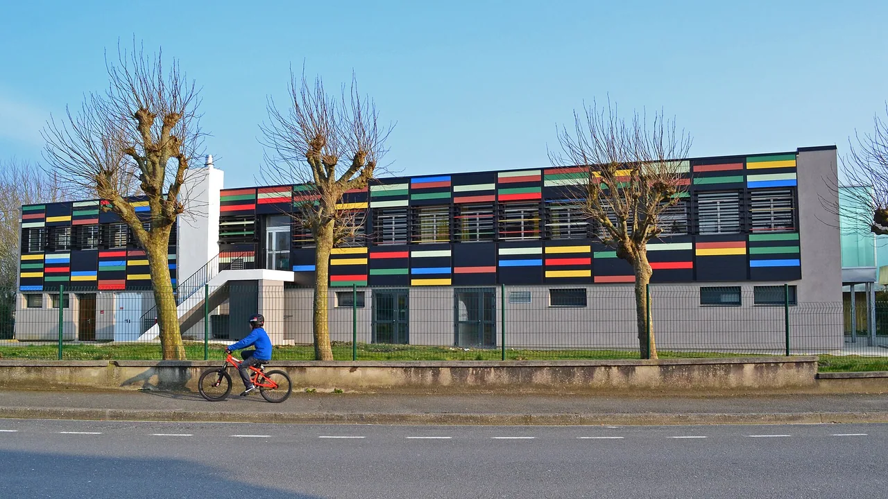 Cantine d'un collège français destinée à la restauration des élèves