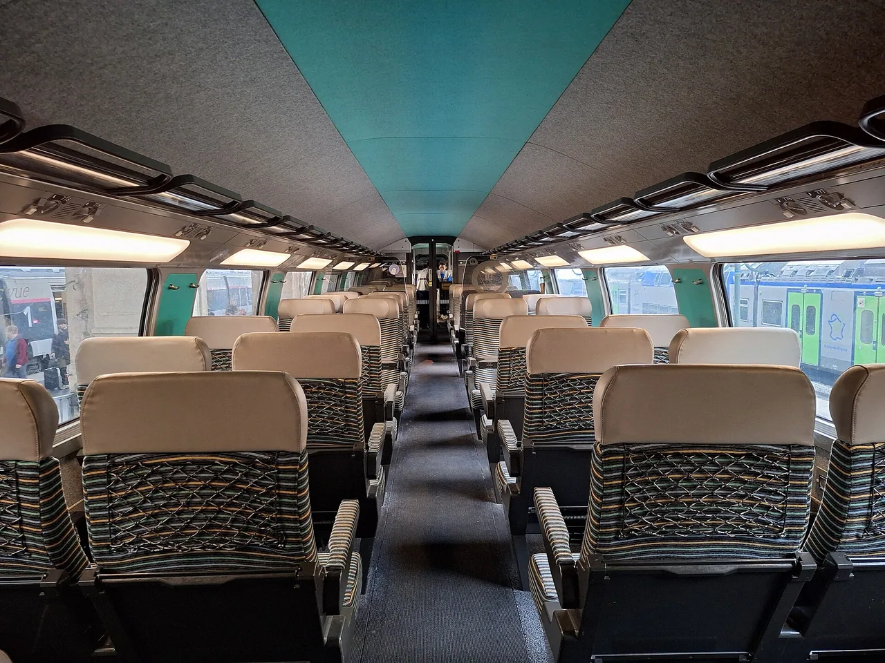 Intérieur de seconde classe dans la salle haute d'un TGV Duplex