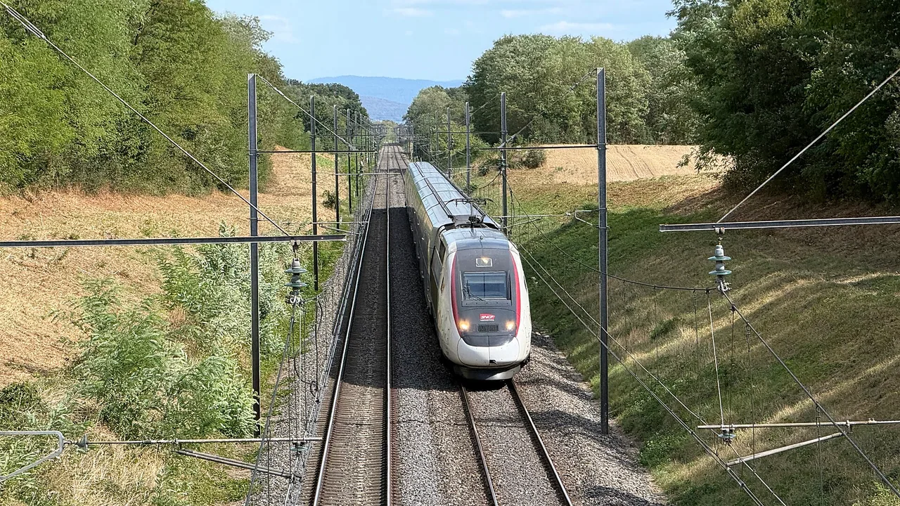 Rame TGV INOUI SNCF circulant sur une ligne ferroviaire française