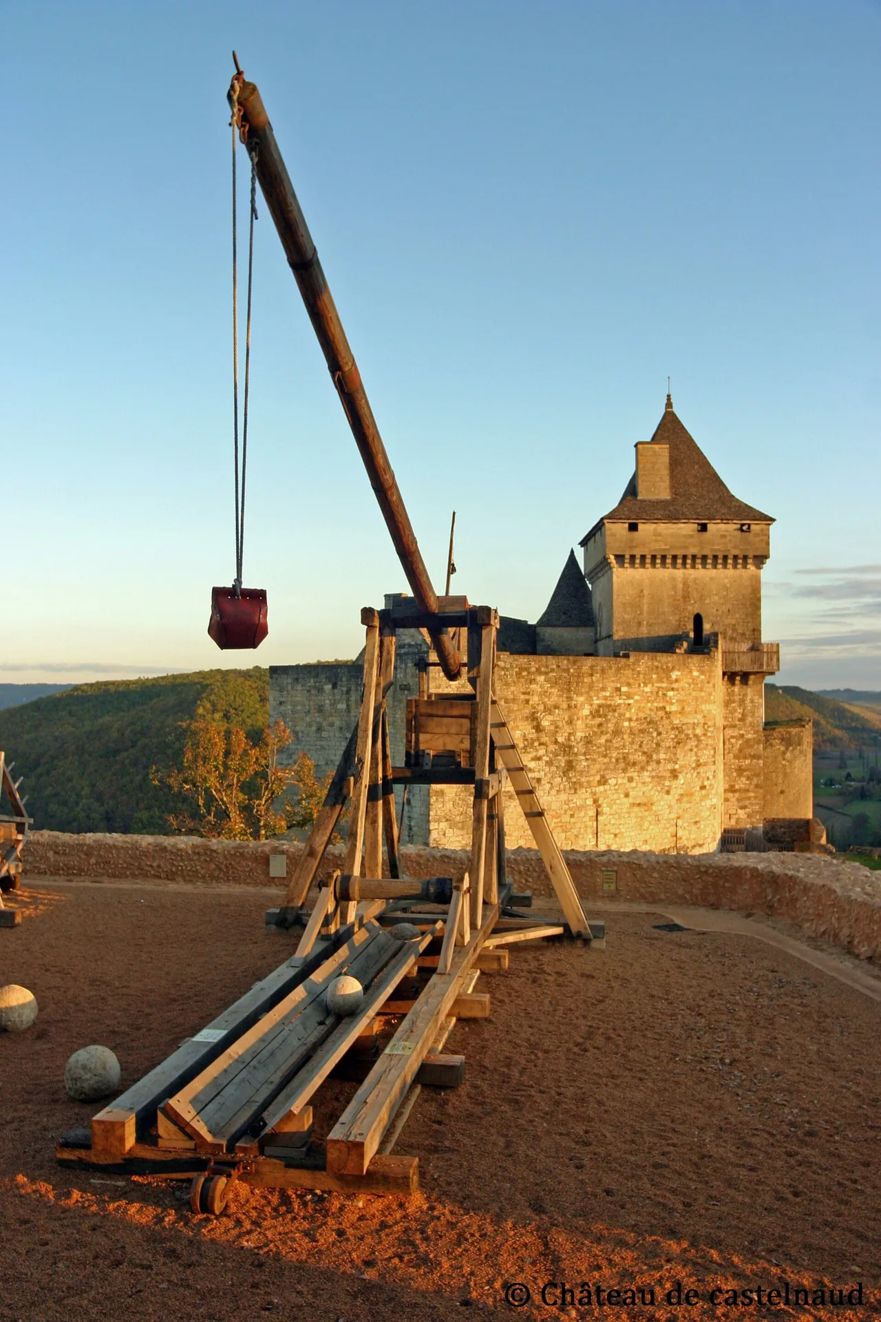 Trébuchet présenté au Château de Castelnaud en Dordogne