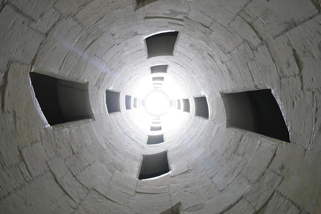 Vue intérieure de l'escalier central à double hélice du château de Chambord
