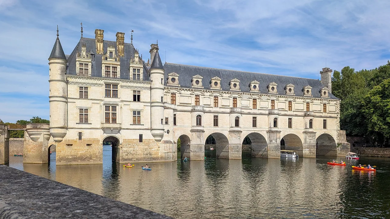 Le château de Chenonceau au-dessus du Cher