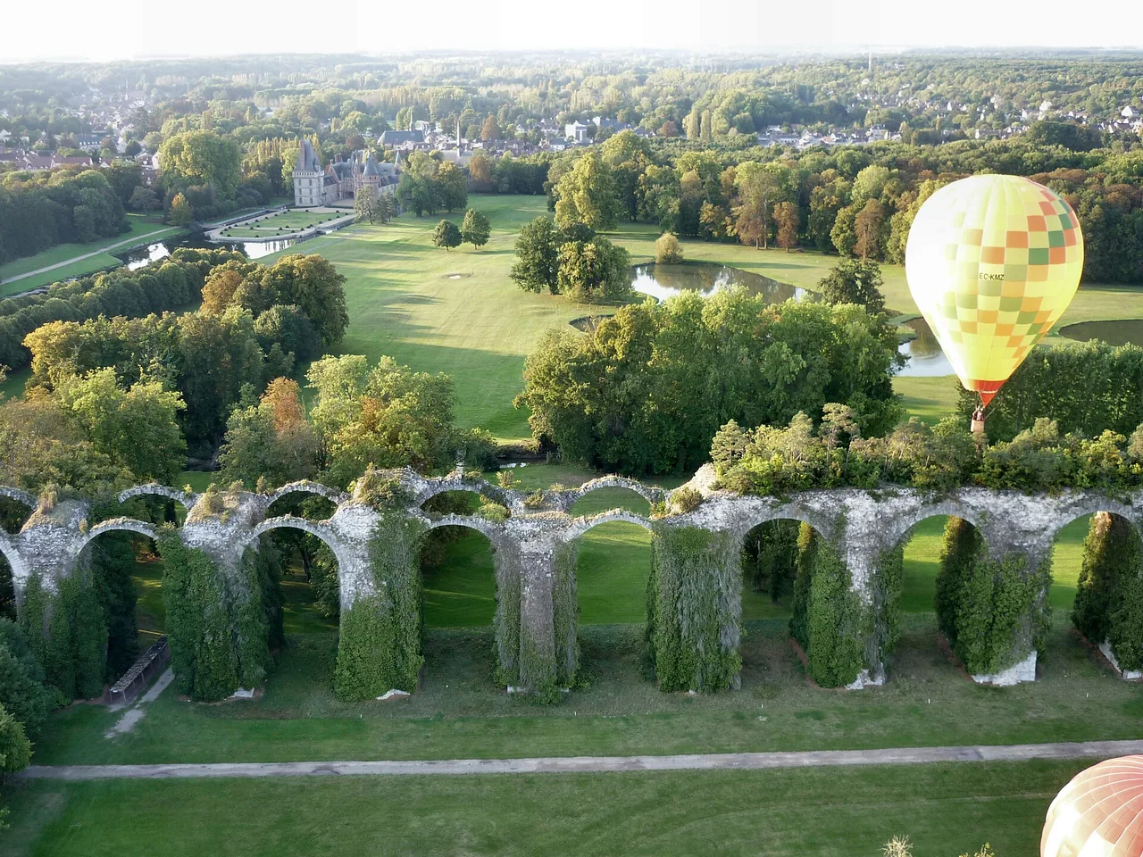 Aqueduc de Maintenon dans le parc du château