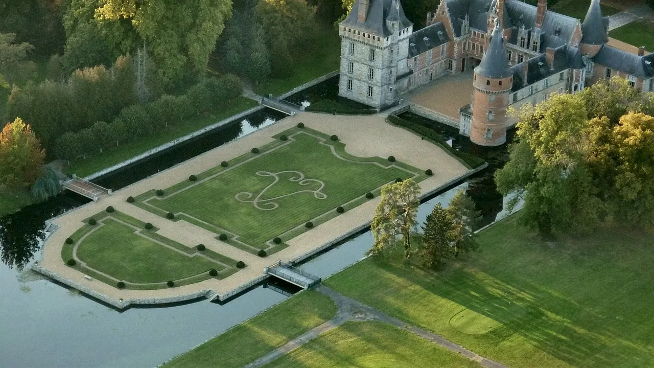 Vue aérienne du Château de Maintenon et de ses jardins