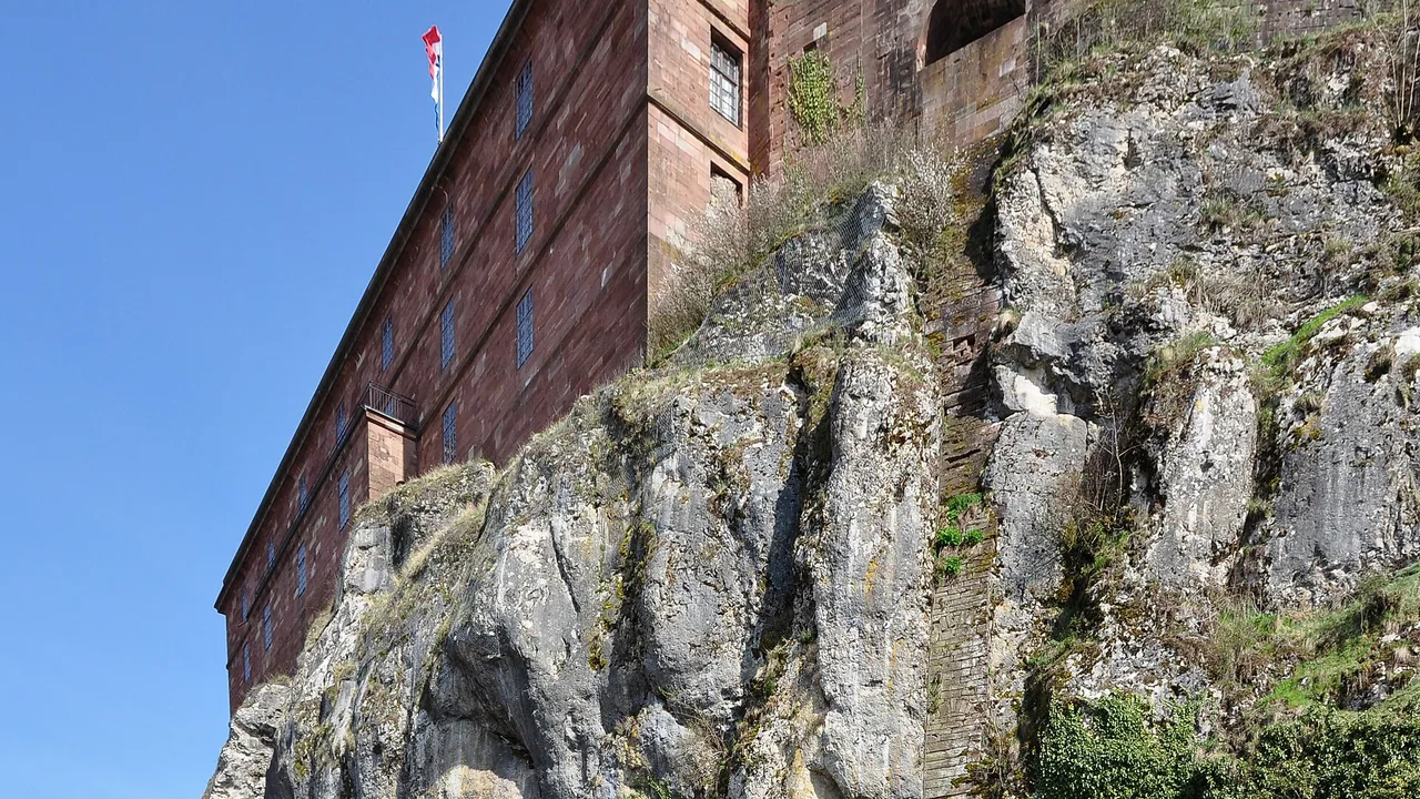 La citadelle de Belfort au-dessus du Lion de Belfort