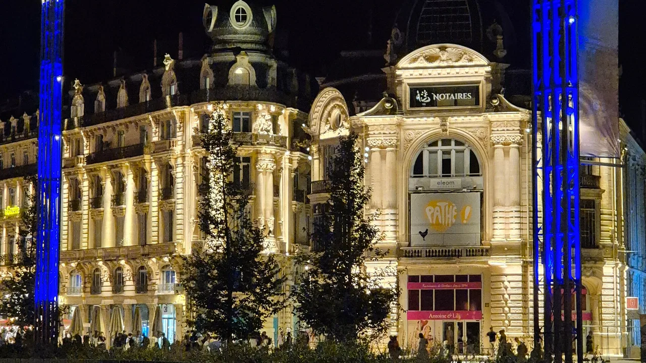 La place de la Comédie à Montpellier avec son animation urbaine