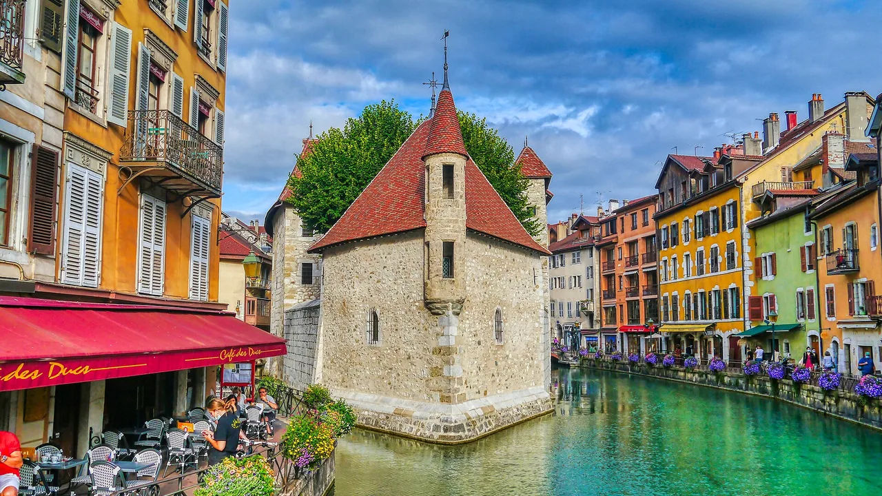 Le Palais de l'Île et le canal du Thiou dans le centre d'Annecy
