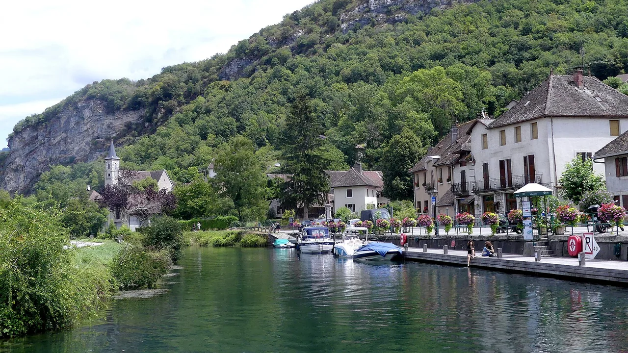 Canal de Savières traversant Chanaz, vu depuis un bateau