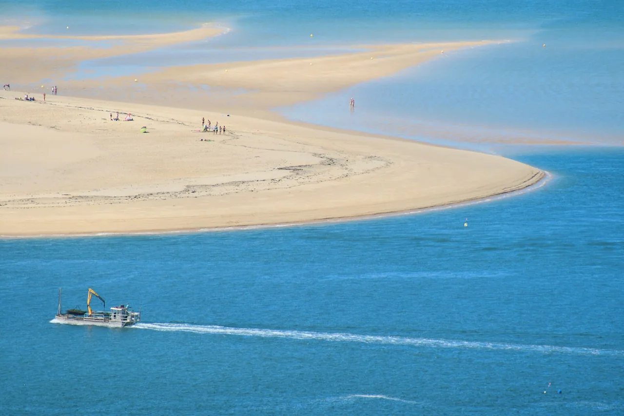 Bateau ostréicole entre la Dune du Pilat et le banc d'Arguin