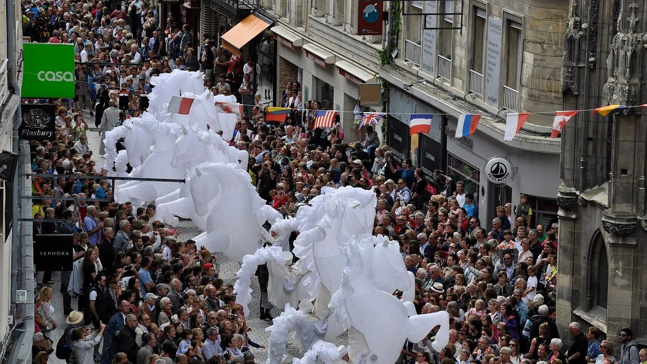 Une parade équestre à Caen lors des Jeux équestres mondiaux 2014