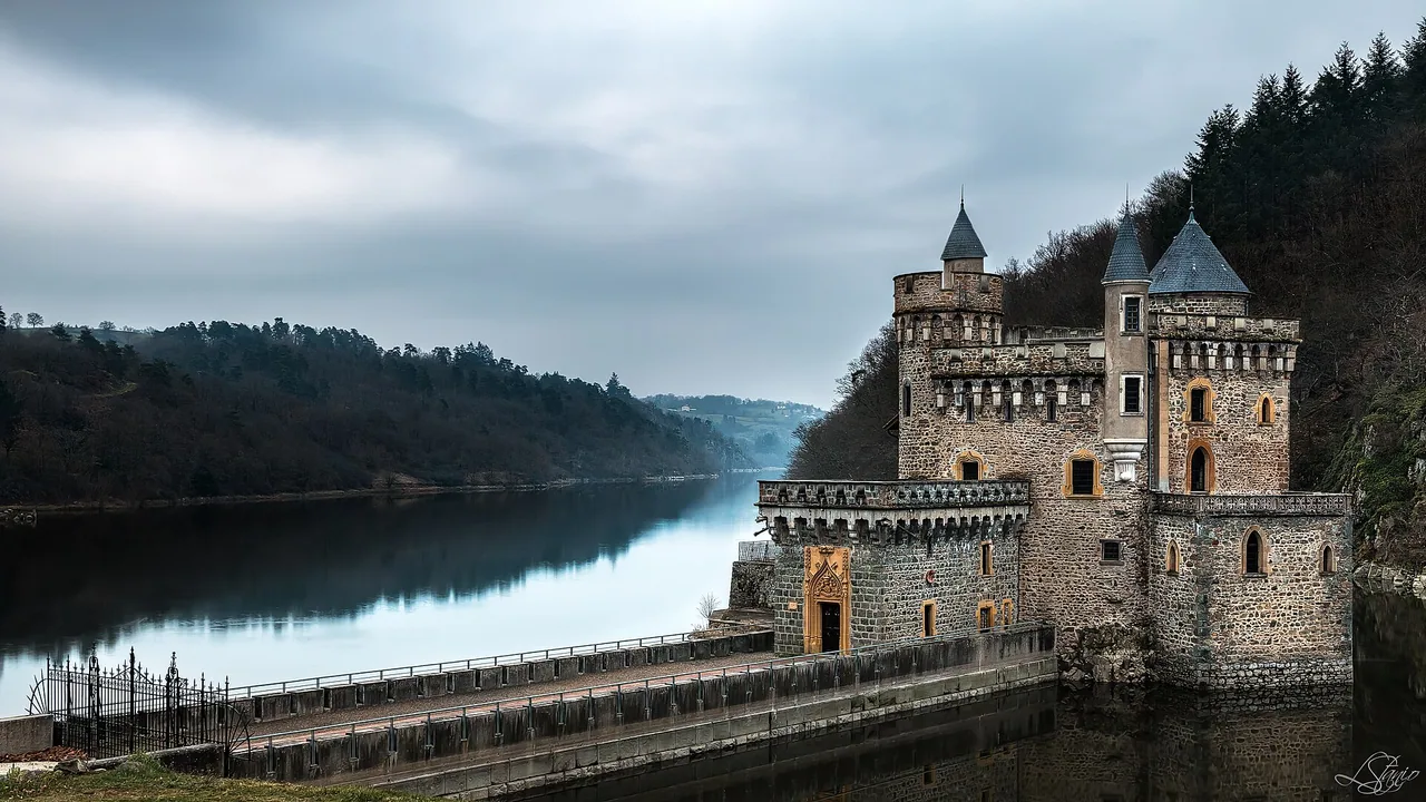 Château de la Roche au bord de la Loire à Saint-Priest-la-Roche