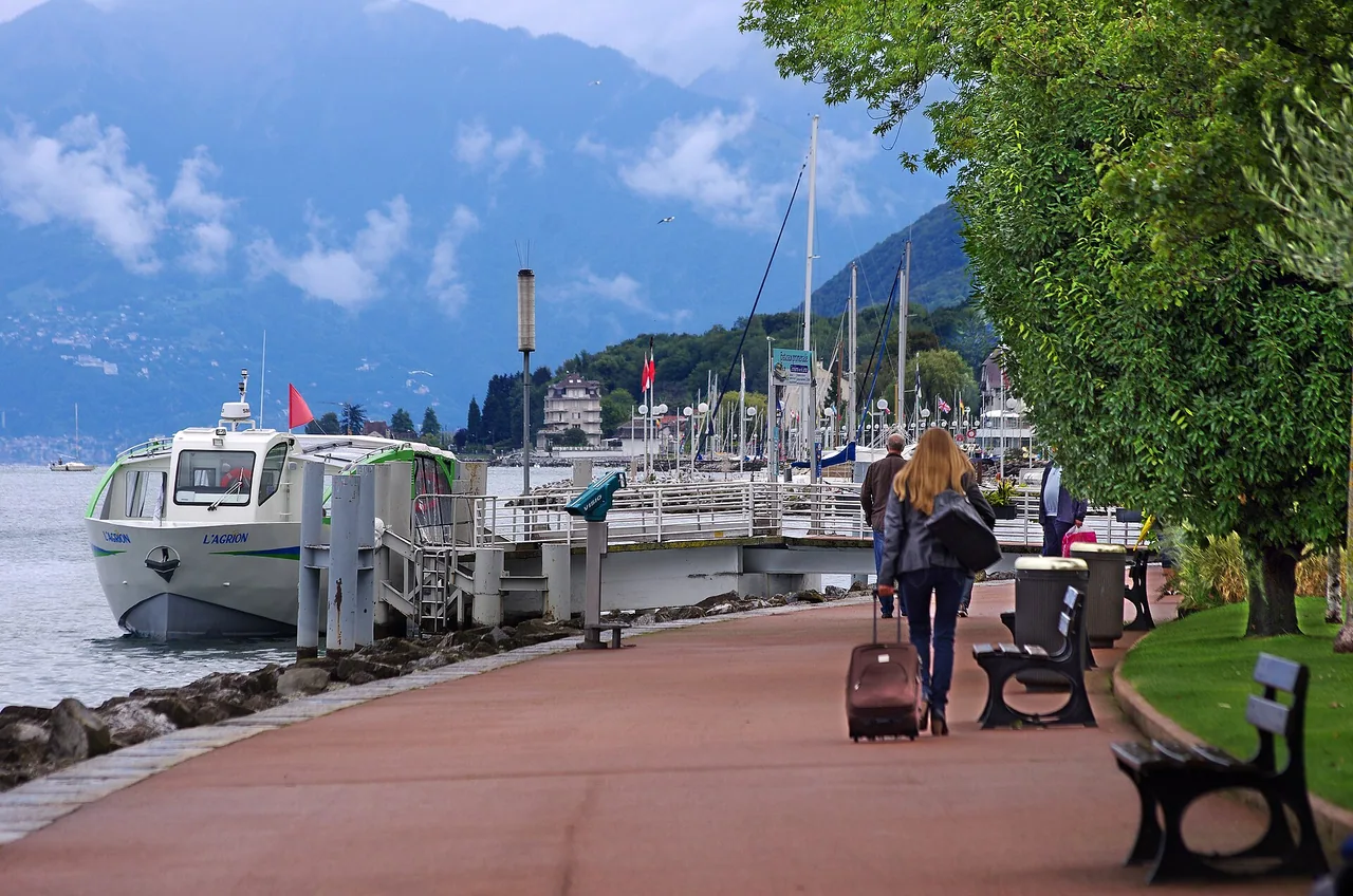 Bateau électrosolaire L'Agrion à quai à Évian-les-Bains