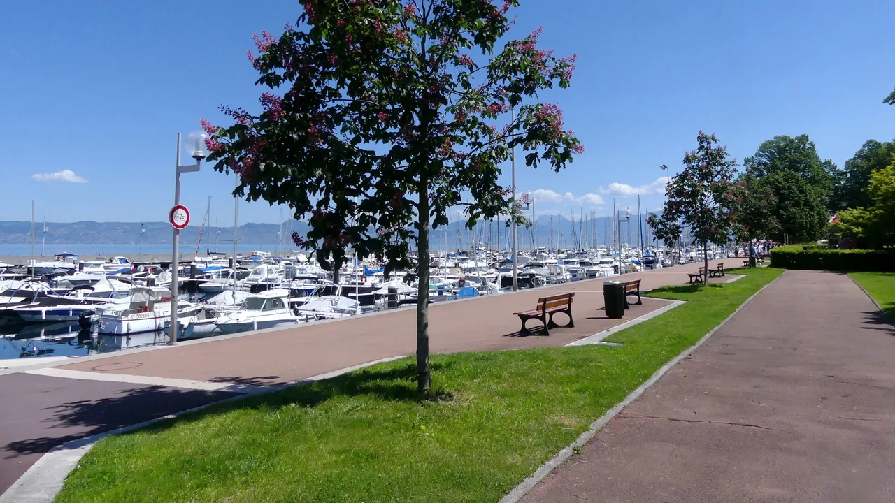 Promenade et port d'Évian-les-Bains au bord du lac Léman