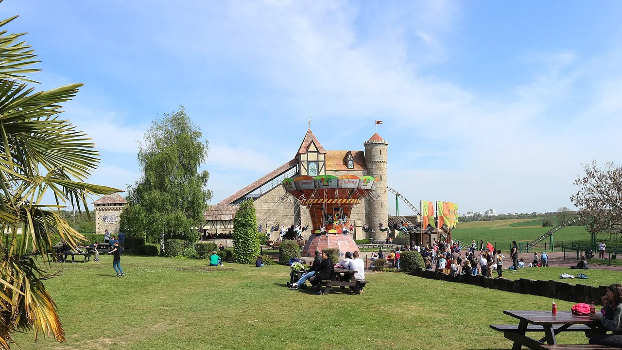 Vue du parc Festyland avec ses attractions et décors