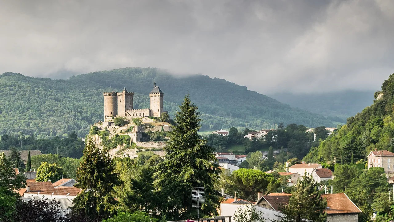 Château de Foix dominant la ville en Ariège