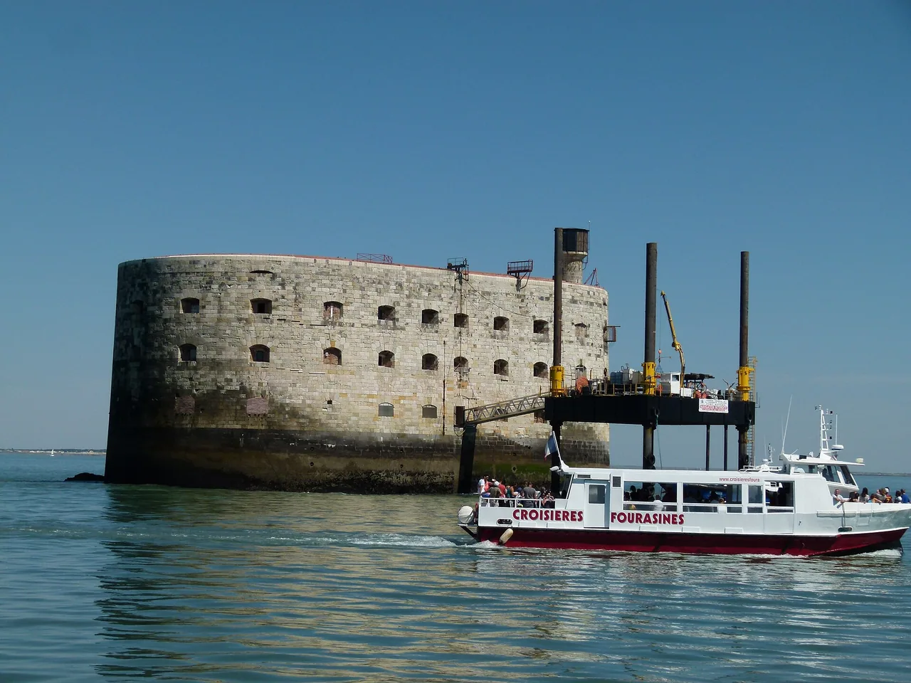 Un bateau de croisière navigue autour de Fort Boyard