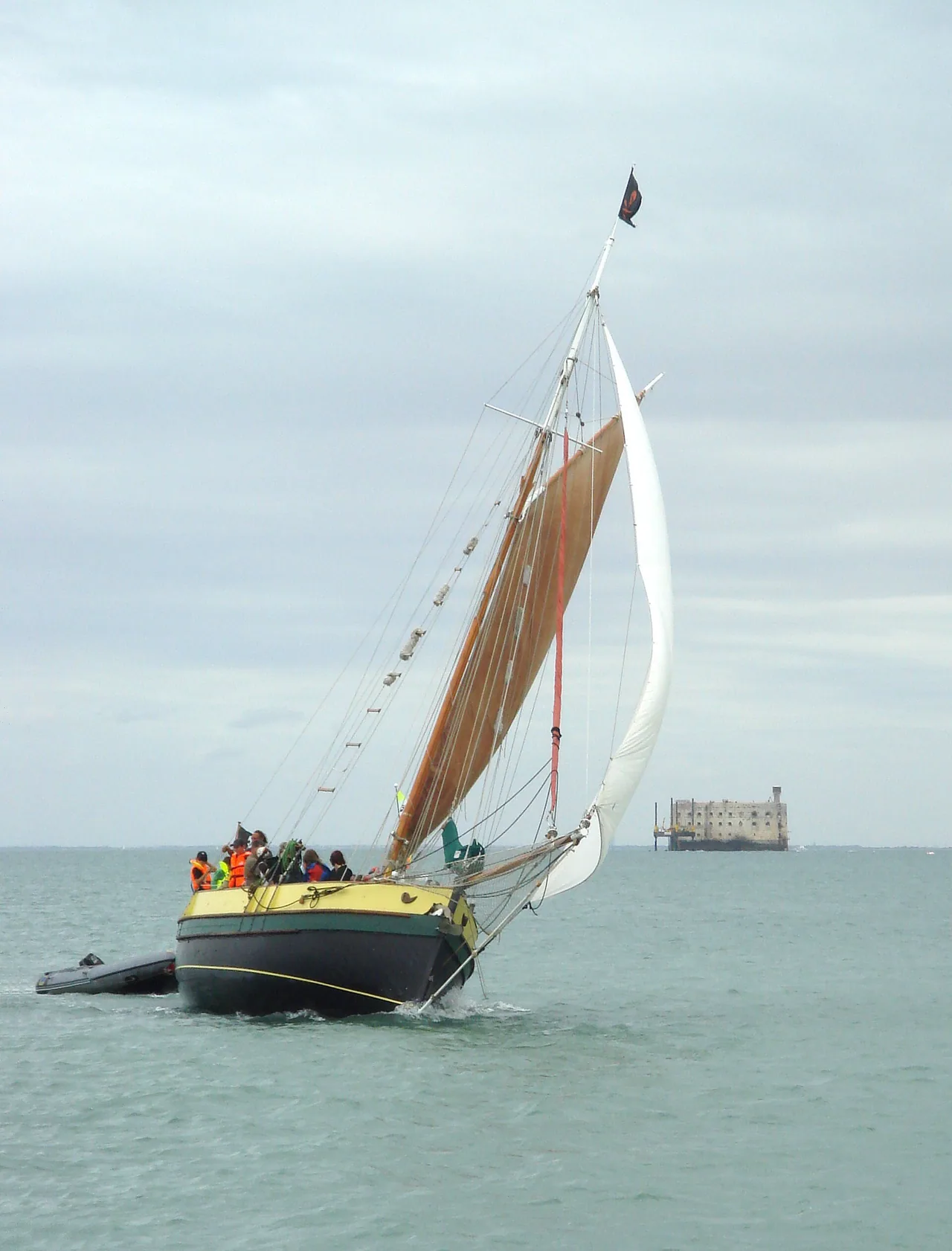 Fort Boyard vu depuis la mer avec un voilier