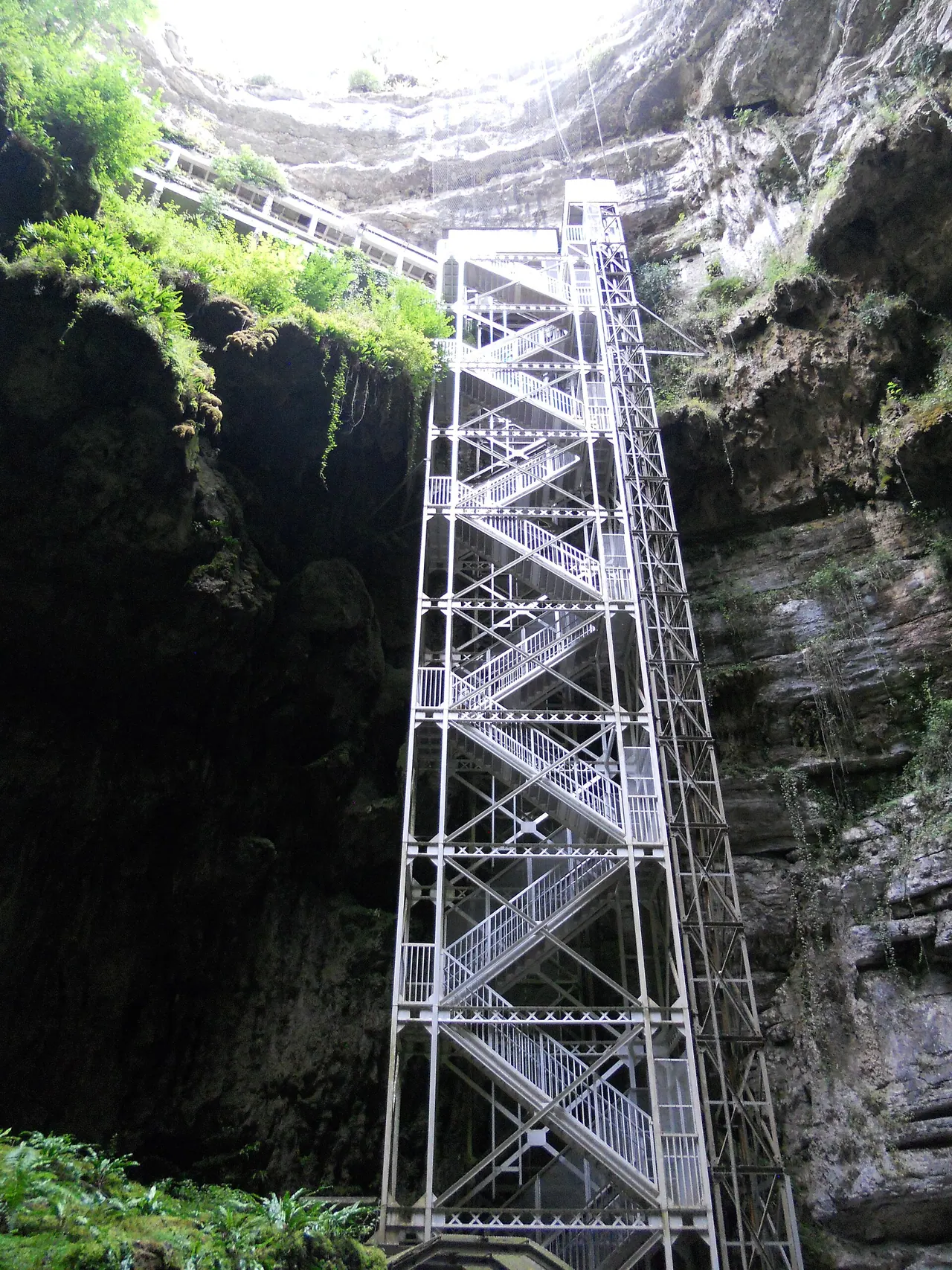 Escalier permettant de descendre dans le Gouffre de Padirac