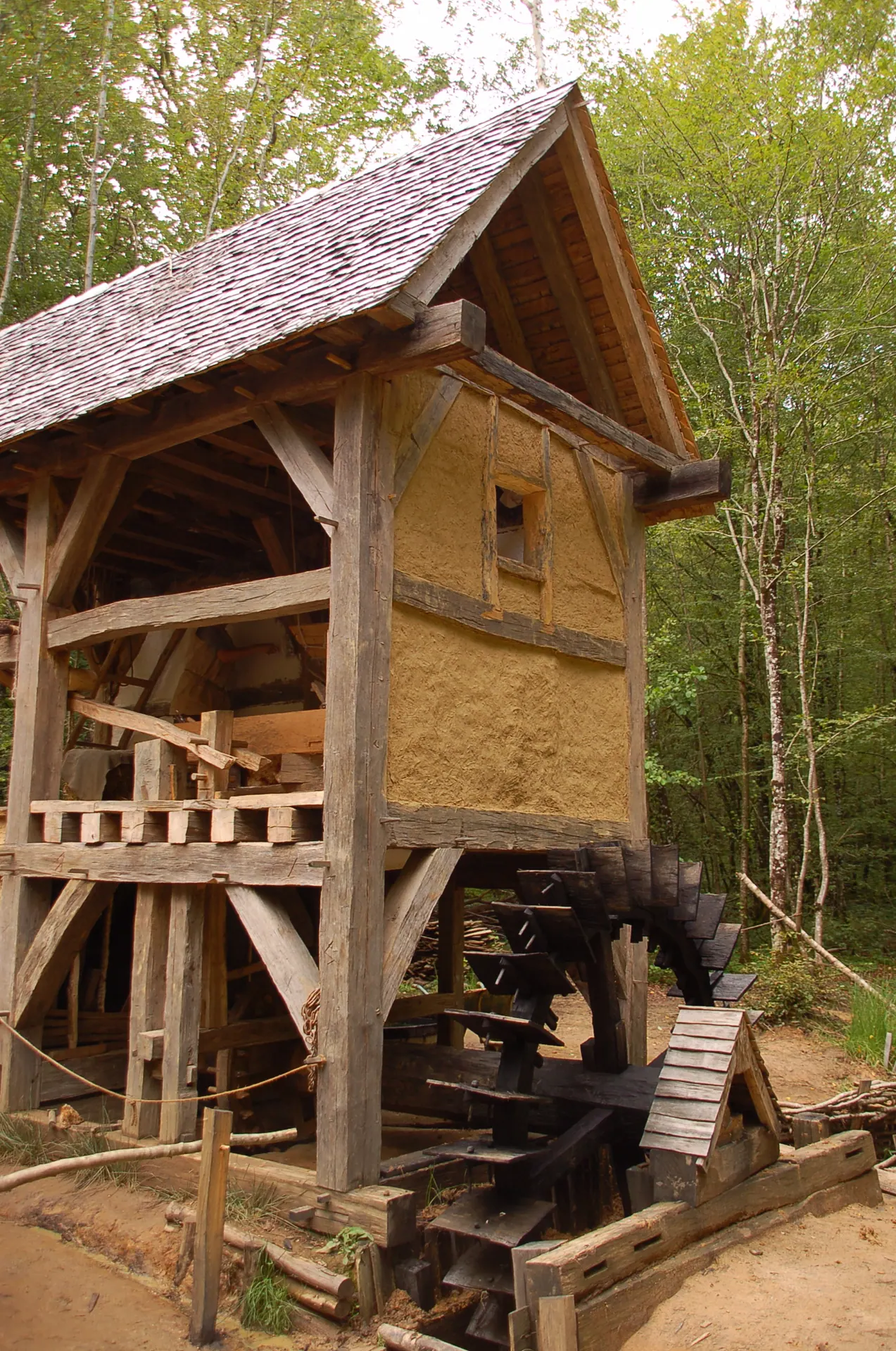 Moulin hydraulique du chantier médiéval de Guédelon