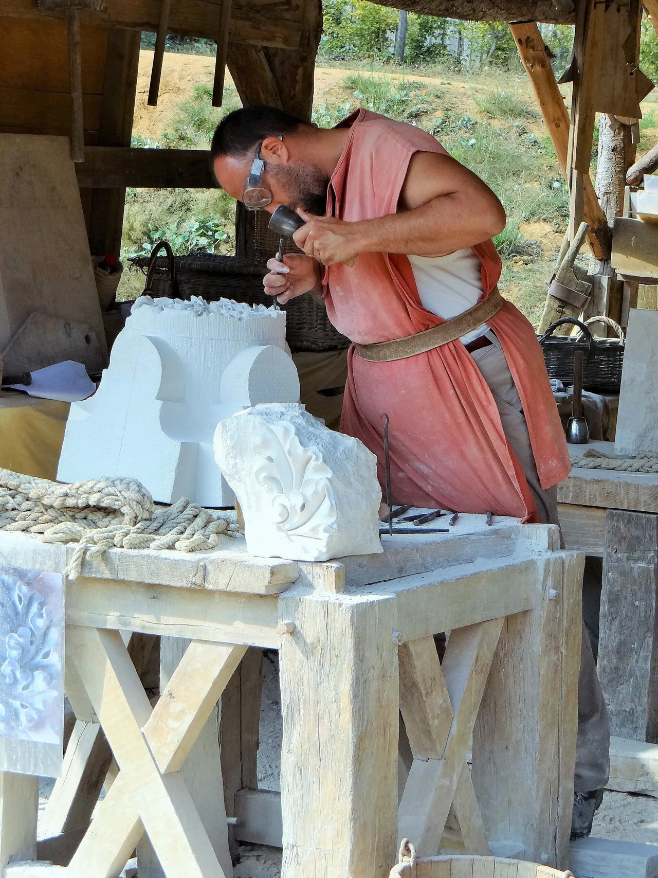 Tailleur de pierre travaillant sur le chantier de Guédelon
