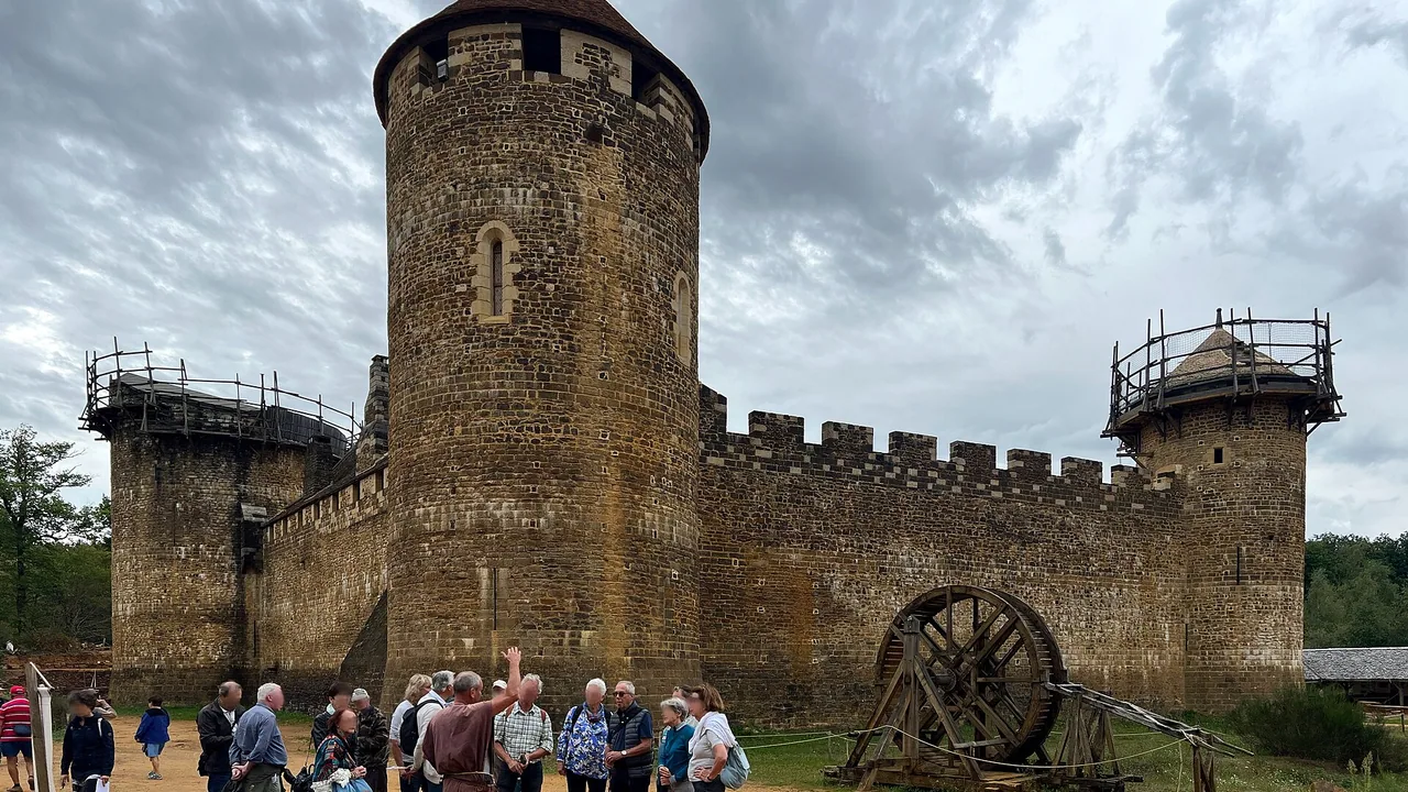 Vue du château de Guédelon en construction dans l'Yonne