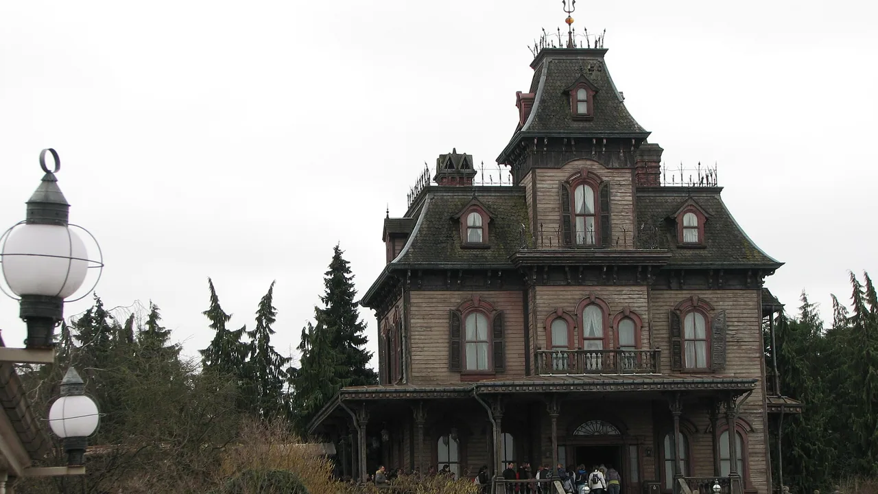 Phantom Manor à Disneyland Paris, attraction emblématique de Frontierland