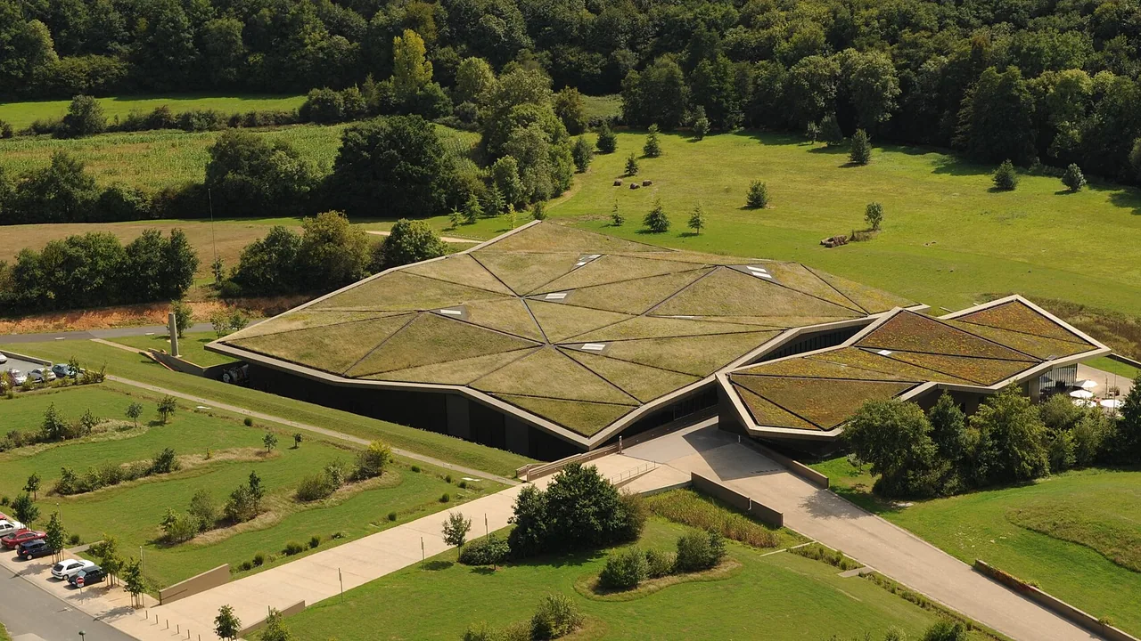 Toiture végétalisée de l’Historial de la Vendée aux Lucs-sur-Boulogne