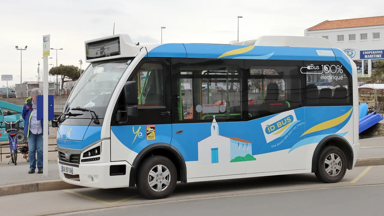 Bus électrique ID-BUS à Port-Joinville sur l'Île d'Yeu