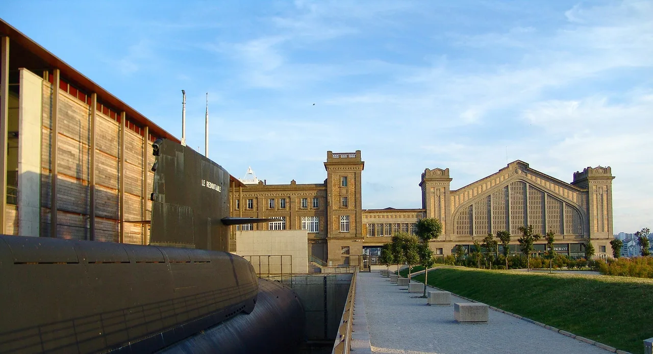 Vue générale de la Cité de la Mer et du Redoutable à Cherbourg